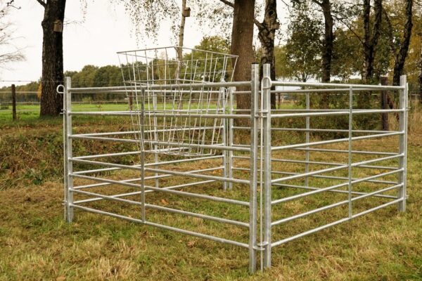Koppelbare schapenhekken met koppelpin met dubbelzijdige hooiruif -01