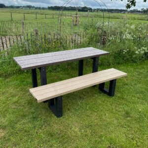 Tafel Tendens (bruin) en Bank Tendens (zonder leuning) beige