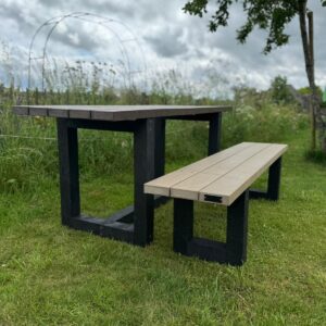 Tafel Tendens (bruin) en Bank Tendens (zonder leuning) beige