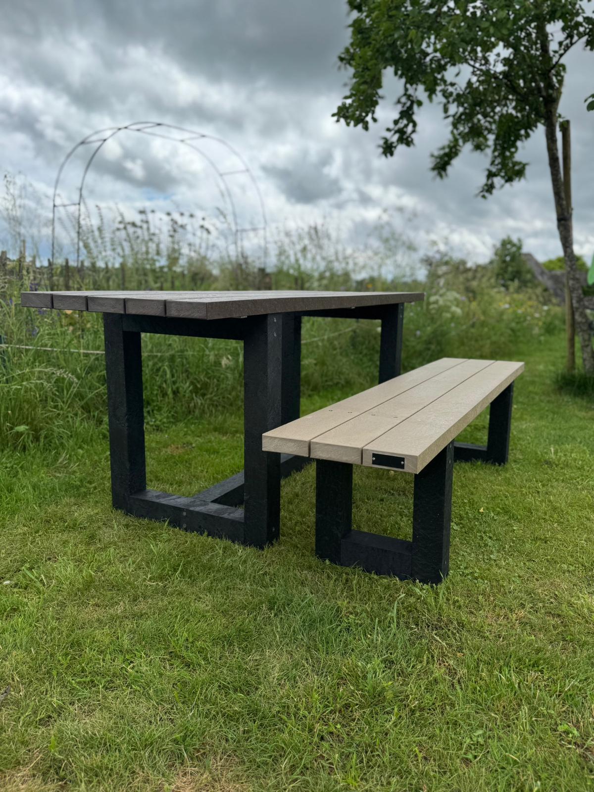 Tafel Tendens (bruin) en Bank Tendens (zonder leuning) beige